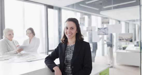 Une femme dans une entreprise, elle sourit